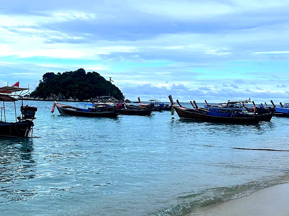 Snorkeling island next to Sunrise Beach