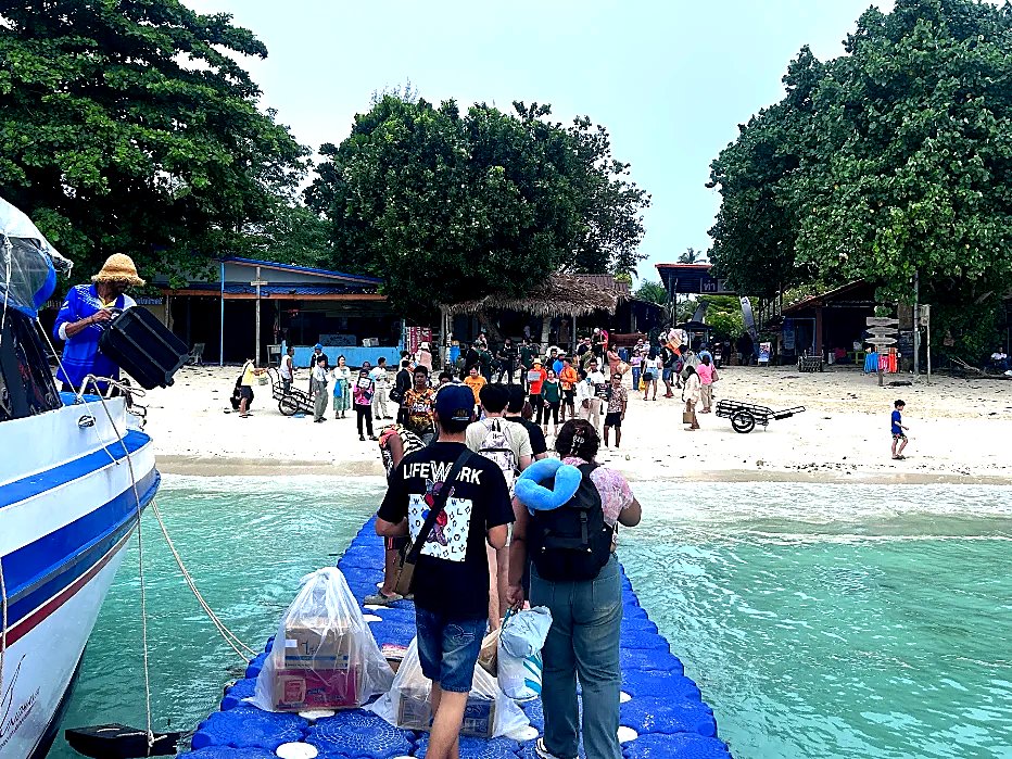 Speedboat arriving at Pattaya Beach