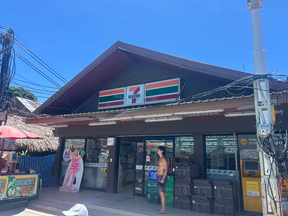 7-Eleven near Pattaya Beach — one of several spots with ATMs alongside